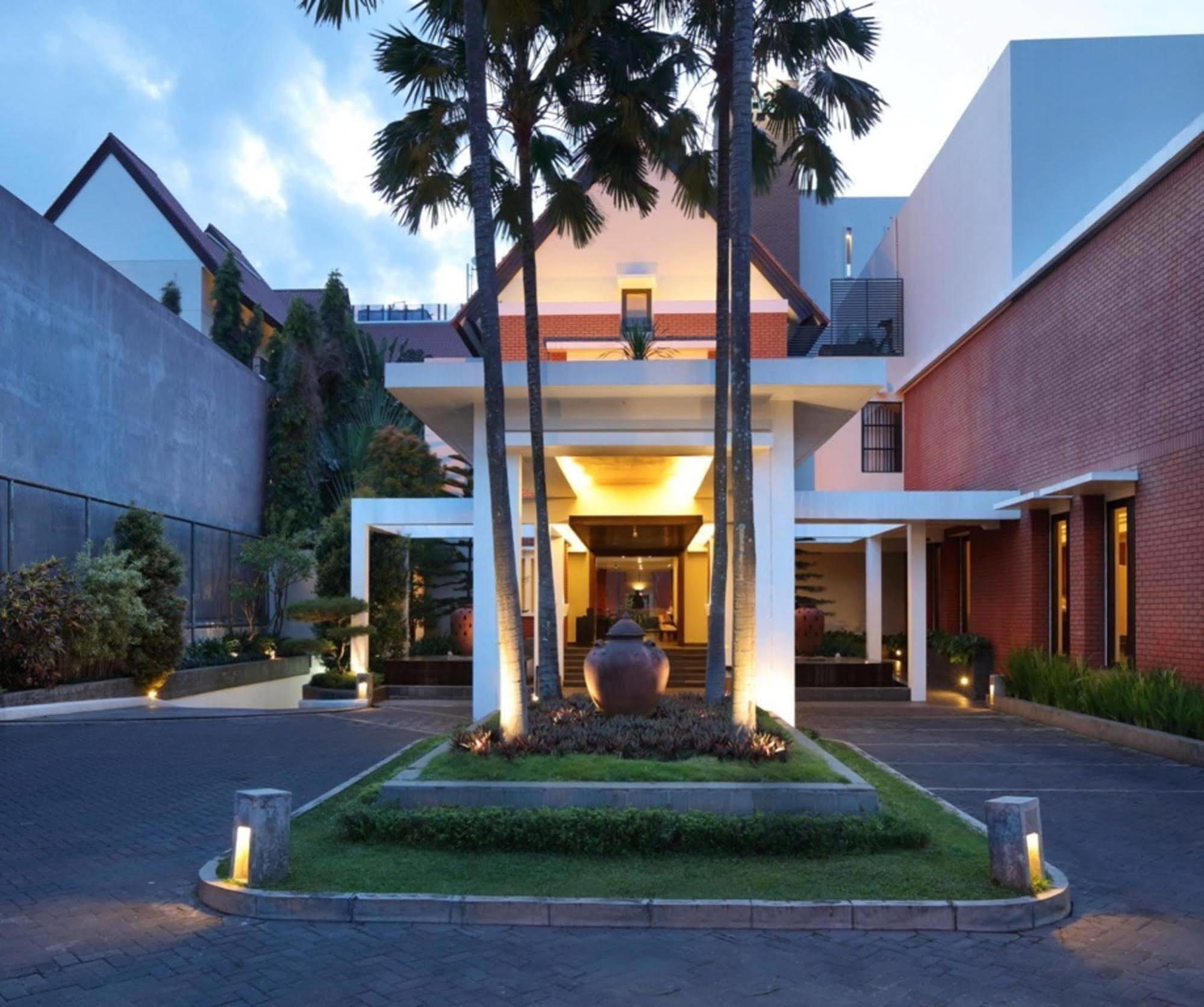 Hotel Santika Premiere Malang Exterior photo